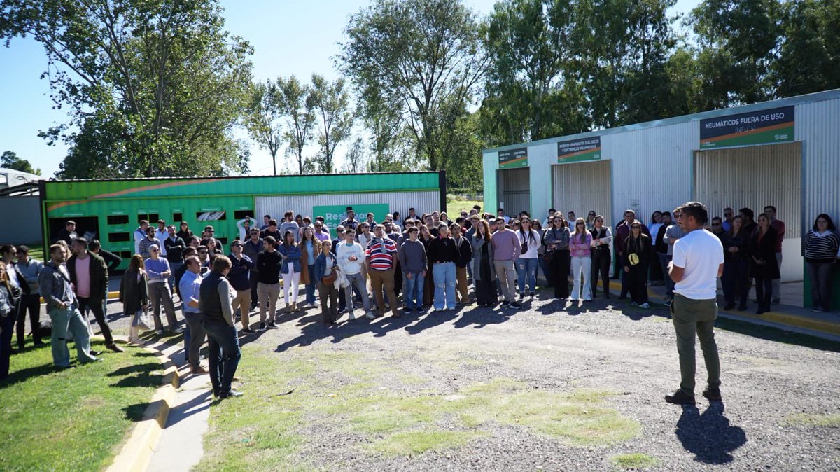 En Trenque recibimos a más de 100 jóvenes dirigentes de toda la Provincia 🇮🇩

Recorrimos el Polo Científico Tecnológico y el Polo Ambiental, dos políticas públicas que nos destacan en la gestión. ♻️🔬

También generamos un ámbito de intercambio de ideas y trazamos una agenda de