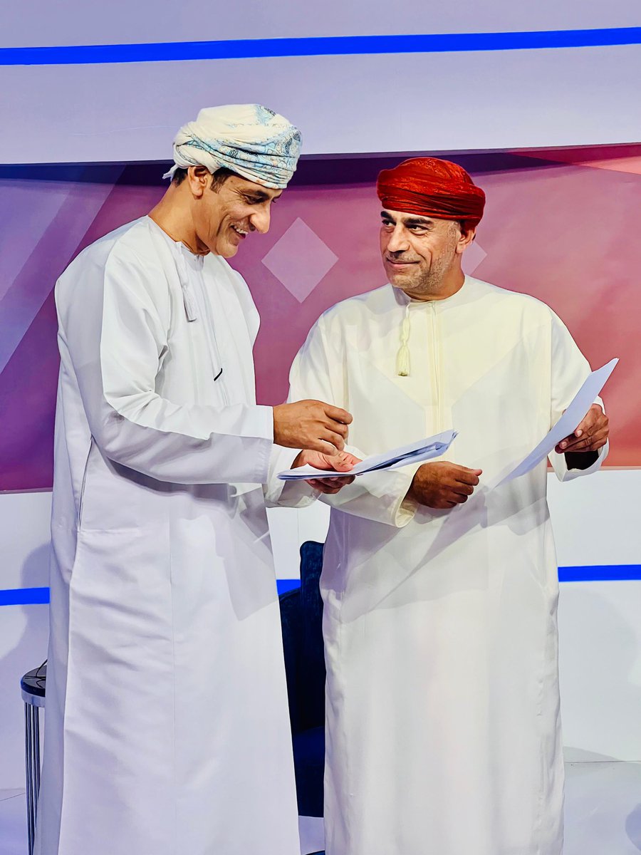 التجهيز والنقاش قبل بداية برنامج الدكة مع المذيع المتألق خميس البلوشي.