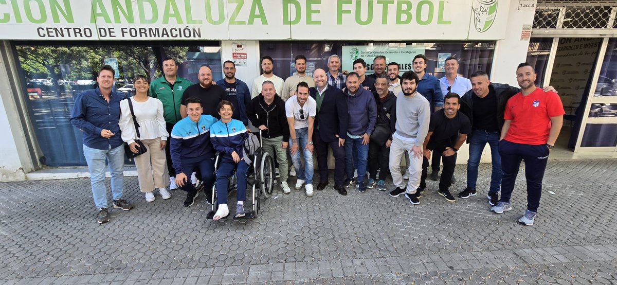 cedifa's tweet photo. 📸 Foto de familia | #DYSD
🆕Dirección y Scouting Deportivo
@RFAF
🟢Presentación por @JoseRamonArmas y @joGuerraS
🟢Profesor @JesusBotelloAD
🟢Ponente invitado Juan Manuel Moreno, área captación @SevillaFC https://t.co/dMuEWA7L3y
