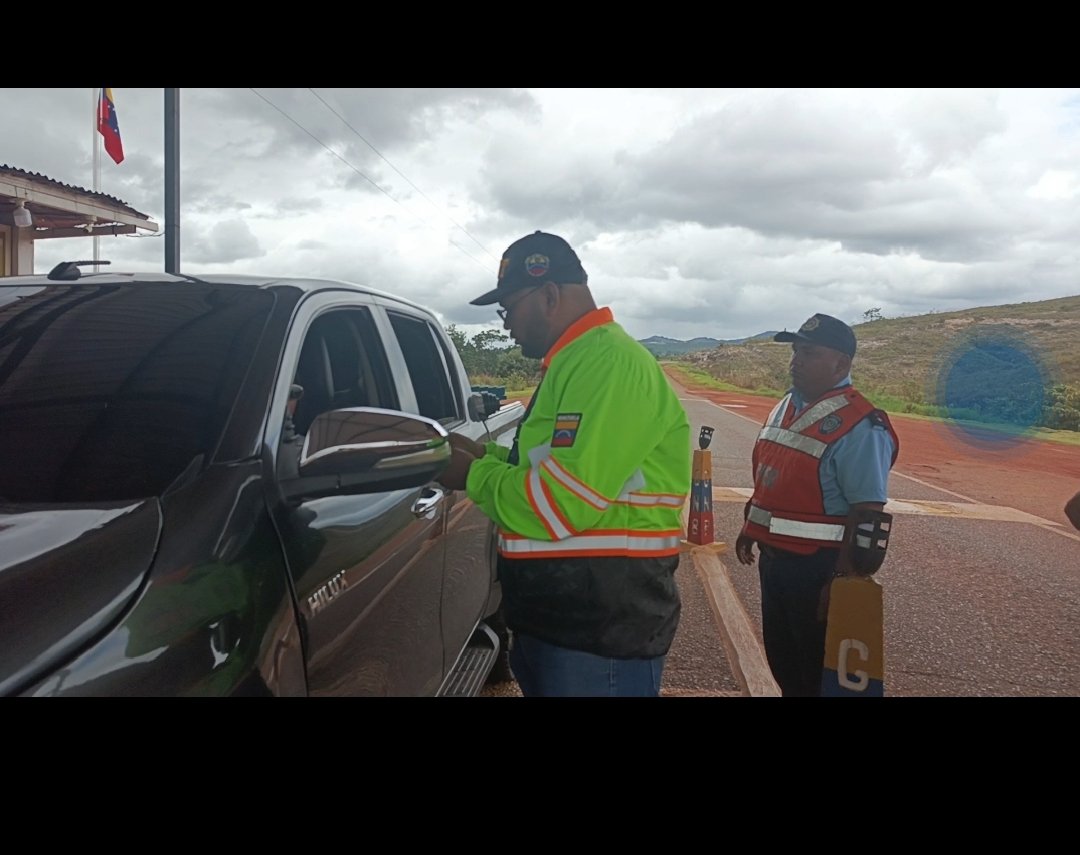 InttStaelena3ge's tweet photo. Trabajadores del #INTT Santa Elena de Uairen continúa desplegado garantizando un retorno tranquilo y seguro a los temporadistas y cumplimiento de las normativas de tránsito. https://t.co/FnlbuOzcW7
