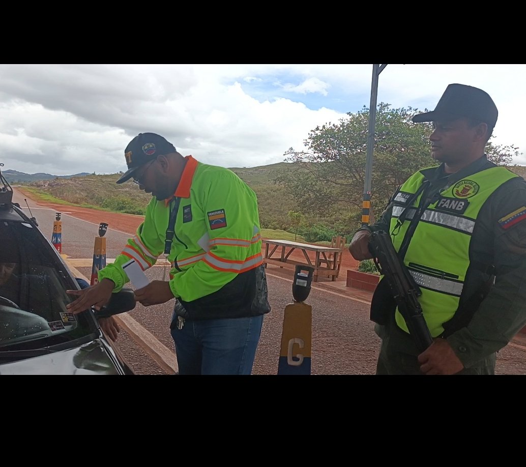 InttStaelena3ge's tweet photo. Trabajadores del #INTT Santa Elena de Uairen continúa desplegado garantizando un retorno tranquilo y seguro a los temporadistas y cumplimiento de las normativas de tránsito. https://t.co/FnlbuOzcW7