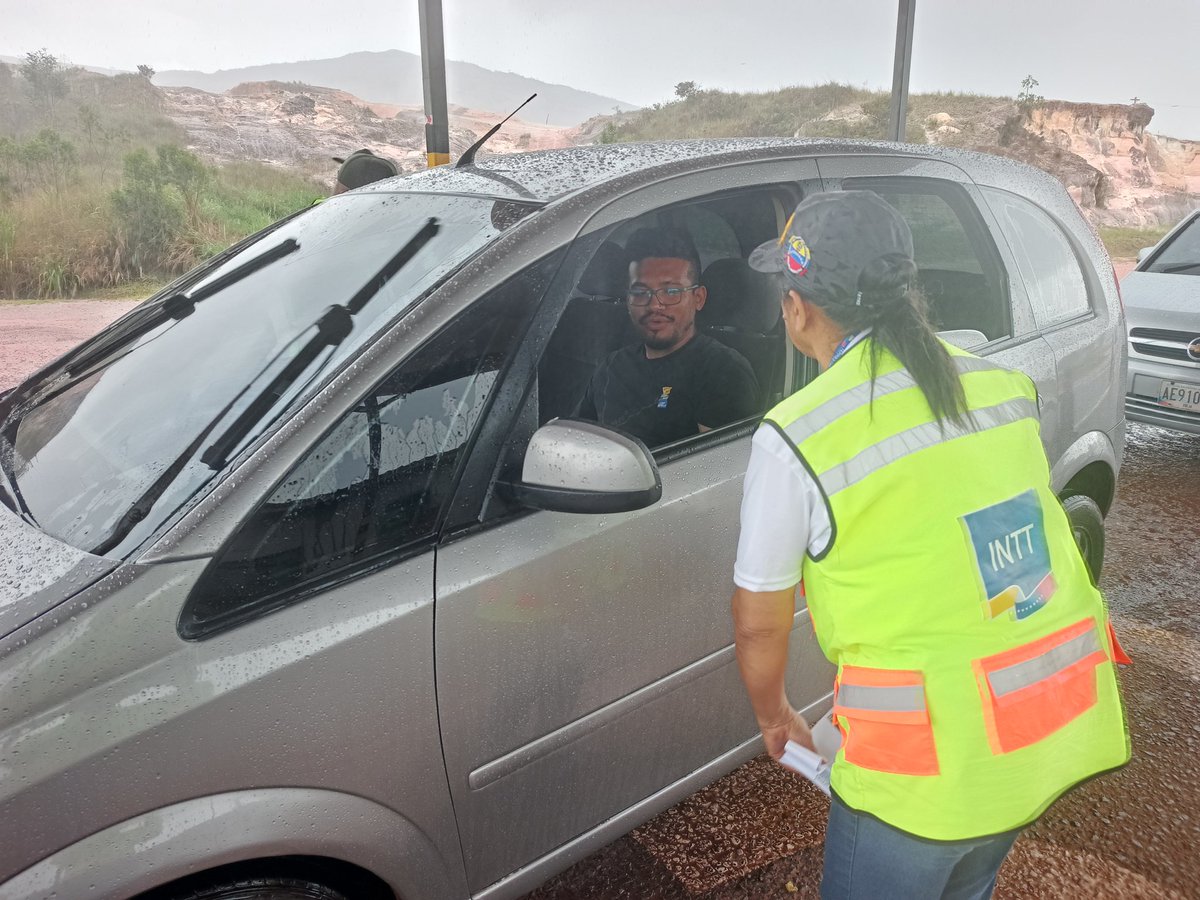 InttStaelena3ge's tweet photo. Trabajadores del #INTT Santa Elena de Uairen continúa desplegado garantizando un retorno tranquilo y seguro a los temporadistas y cumplimiento de las normativas de tránsito. https://t.co/FnlbuOzcW7