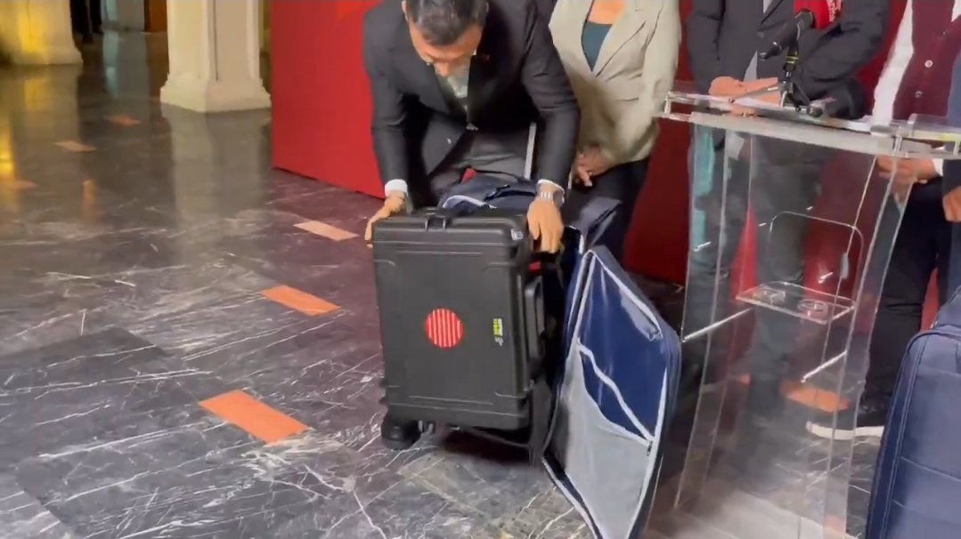 Bunlar hırsızlığına bir de casusluk itirafinda bulunuyorlar.🤔
Bu teknoloji nereden geldiği araştırılması daha derin suçları ortaya çıkarır.