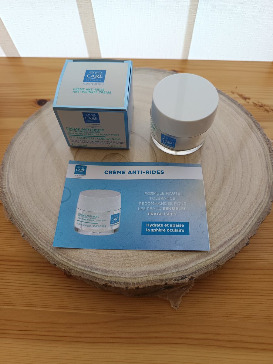 TestMaquillage's tweet image. Nouveau test :
Crème anti ride peaux sensibles.
Tous types de peaux.
Cette crème fine et onctueuse  grand confort .
#Trustt
#eyecarecosmetics
#produitoffert