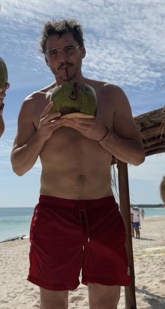 cocatanblanca's tweet photo. 🚨 Imágenes inéditas de Pedro Pascal en Playa Pelúa. 🤩 https://t.co/JrBPm3rgv6