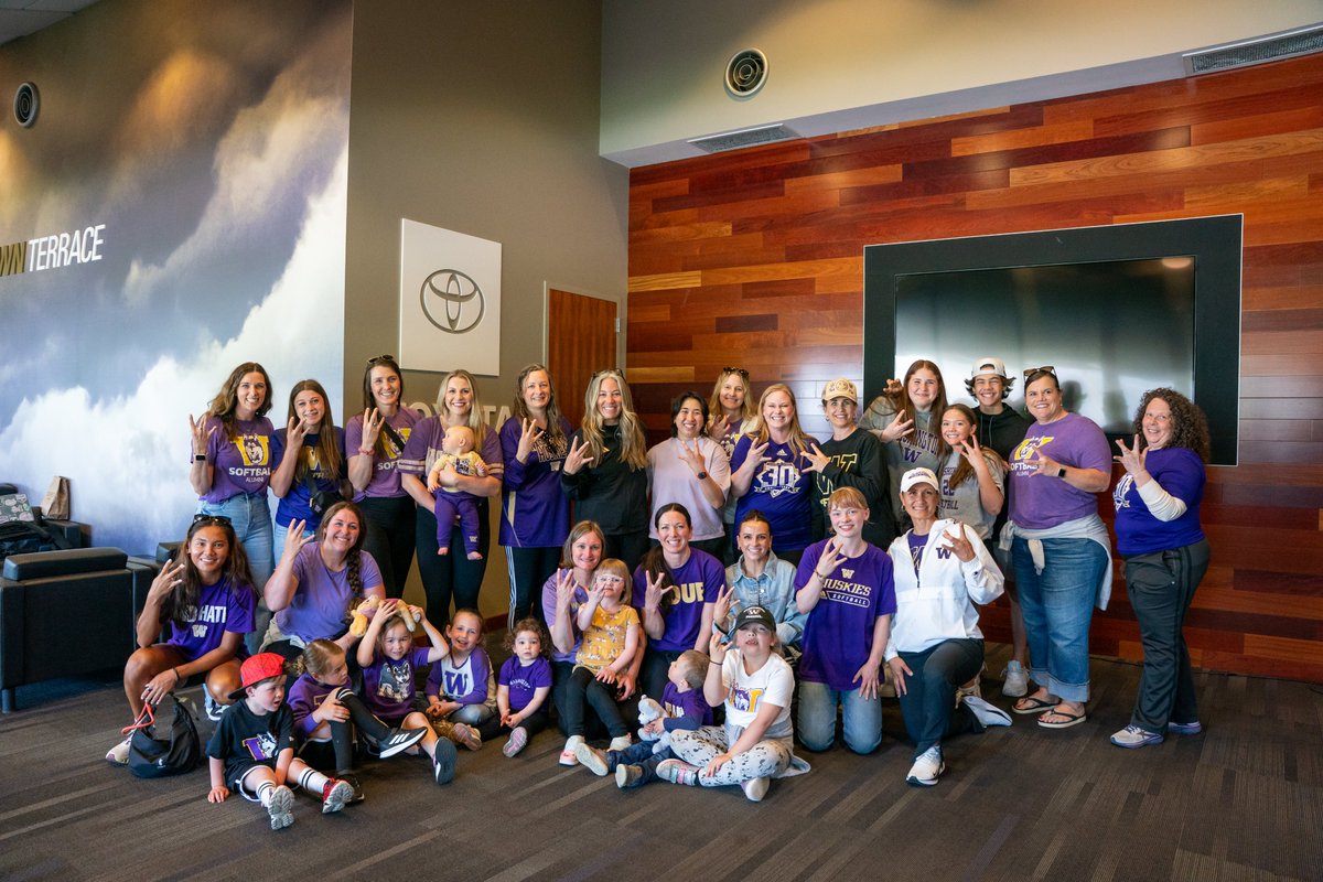 Welcome back, Husky softball alumni! 🦄

#MightyAreTheWomen
