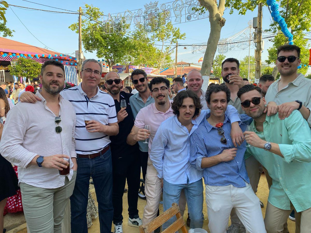 Quinto cuarto muy bien competido ayer en la feria de Mairena. 
😜😎🍻🥂🍹👏🏻💃🏻
¡Equipo…Alcores! 🧡💙🏀