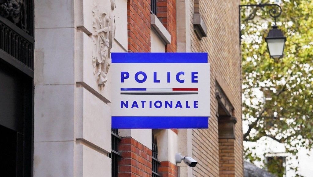 AlertesInfos's tweet photo. 🇫🇷 FLASH — Agression RACISTE d’une violence inouïe à Joué-lès-Tours (37) : deux femmes d’origine algérienne ont été ÉTRANGLÉES au sol, TABASSÉES et traitées de « SALE ARABE » par 3 personnes après un léger accrochage routier. Une enquête est en cours. (via FranceBleu) https://t.co/RTj5Flssy5