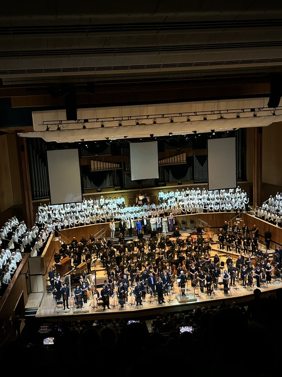Simon Toyne (@sgtoyne) on Twitter photo What an extraordinary Mahler 8 from <a href="/LPOrchestra/">London Philharmonic Orchestra</a> & Ed Gardner tonight, including really gutsy singing from <a href="/tiffinchoirs/">Tiffin Choirs</a> - a state school choir that has performed this piece at the highest level from the 1980s onwards with Maazel, Tennstedt, Petrenko, Salonen, Jurowski et al 👏 What an extraordinary Mahler 8 from <a href="/LPOrchestra/">London Philharmonic Orchestra</a> & Ed Gardner tonight, including really gutsy singing from <a href="/tiffinchoirs/">Tiffin Choirs</a> - a state school choir that has performed this piece at the highest level from the 1980s onwards with Maazel, Tennstedt, Petrenko, Salonen, Jurowski et al 👏