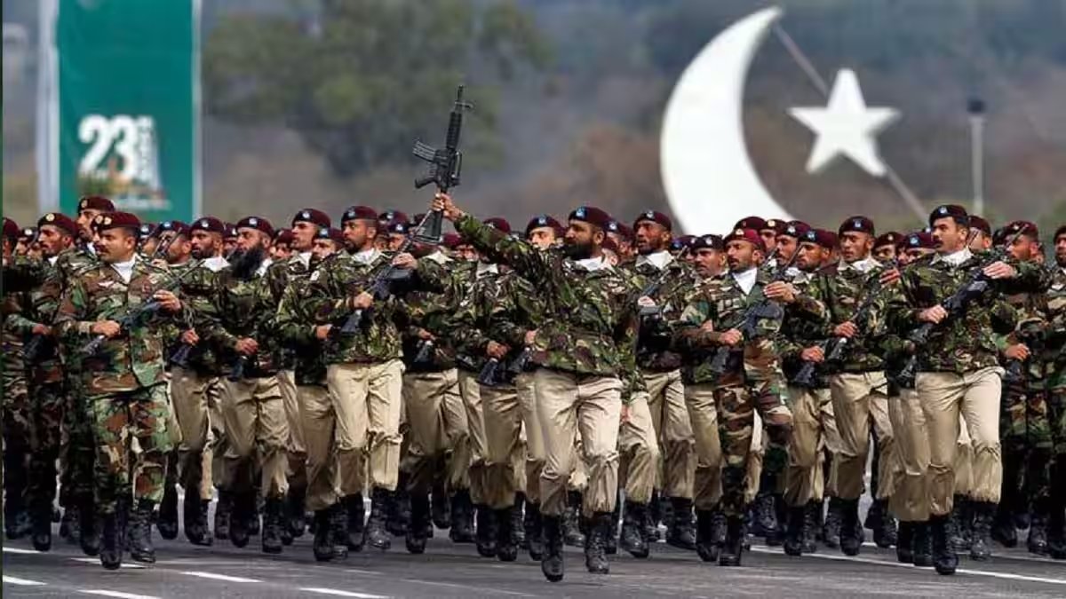 _AamirJIP's tweet photo. On 1 side India is still searching those 4 people disappeared in the Jungle &amp; on another side India is claiming fight with Pakistan,such a joke based country &amp; joker PM MODI
#PakistanResponds
#KarachiKaMuhafizJ10C https://t.co/zQZv3XUF8r