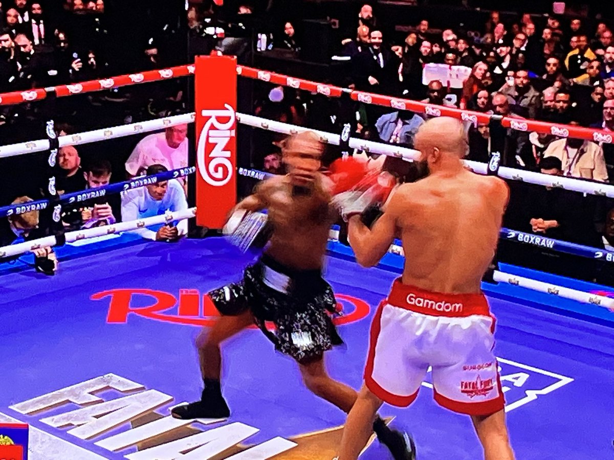 BoxingLondon's tweet image. Benn landing some powerful shots now.. he needs a knockout in my opinion  and is trying for it.  But Eubank landing the jabs.. very crafty 🥊 
This is fight of the year contender !
How you got it?
#EubankVsBenn  #EubankVsBenn #EubankBenn