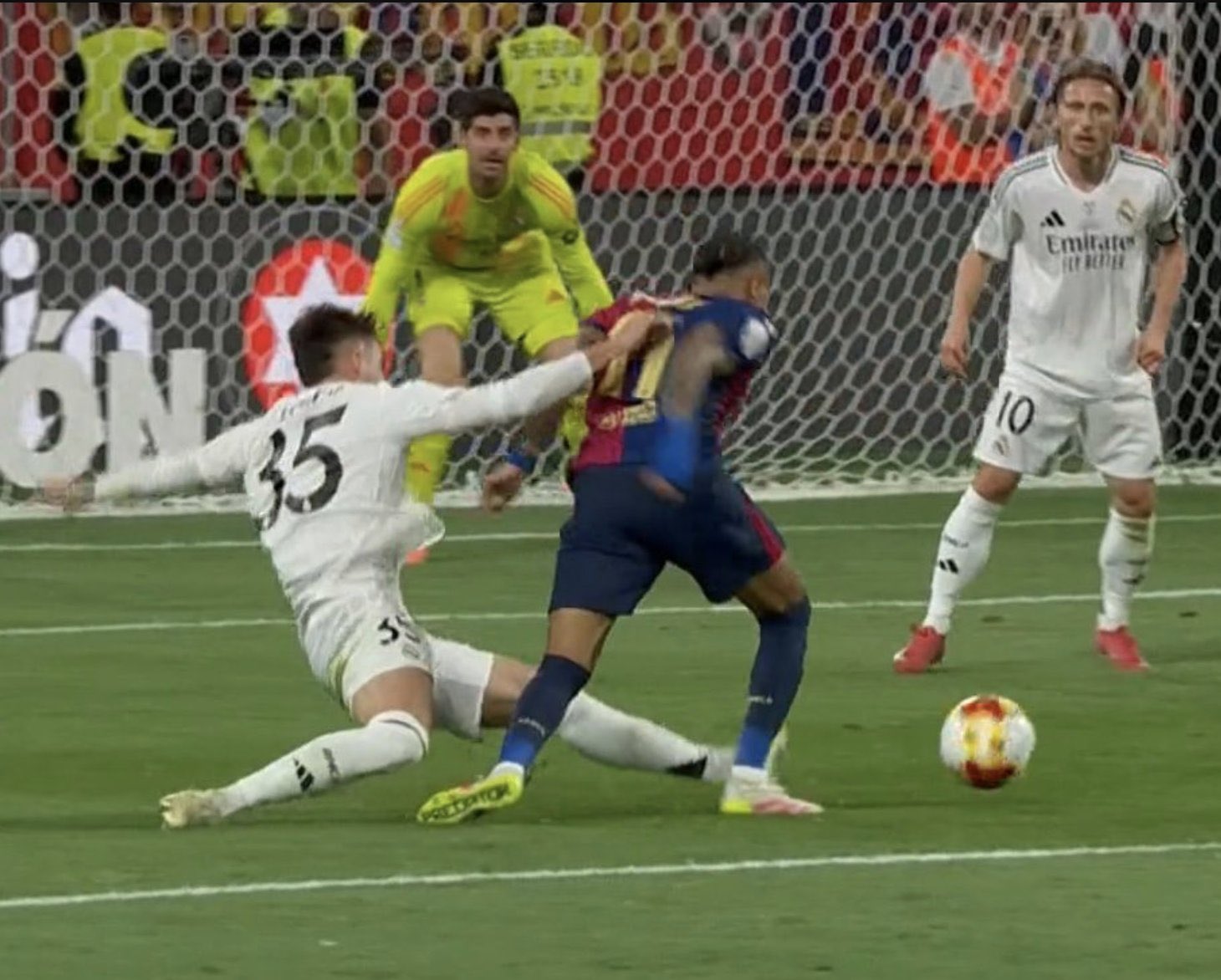 Controversial penalty decision in Copa del Rey final - sportzpoint.com