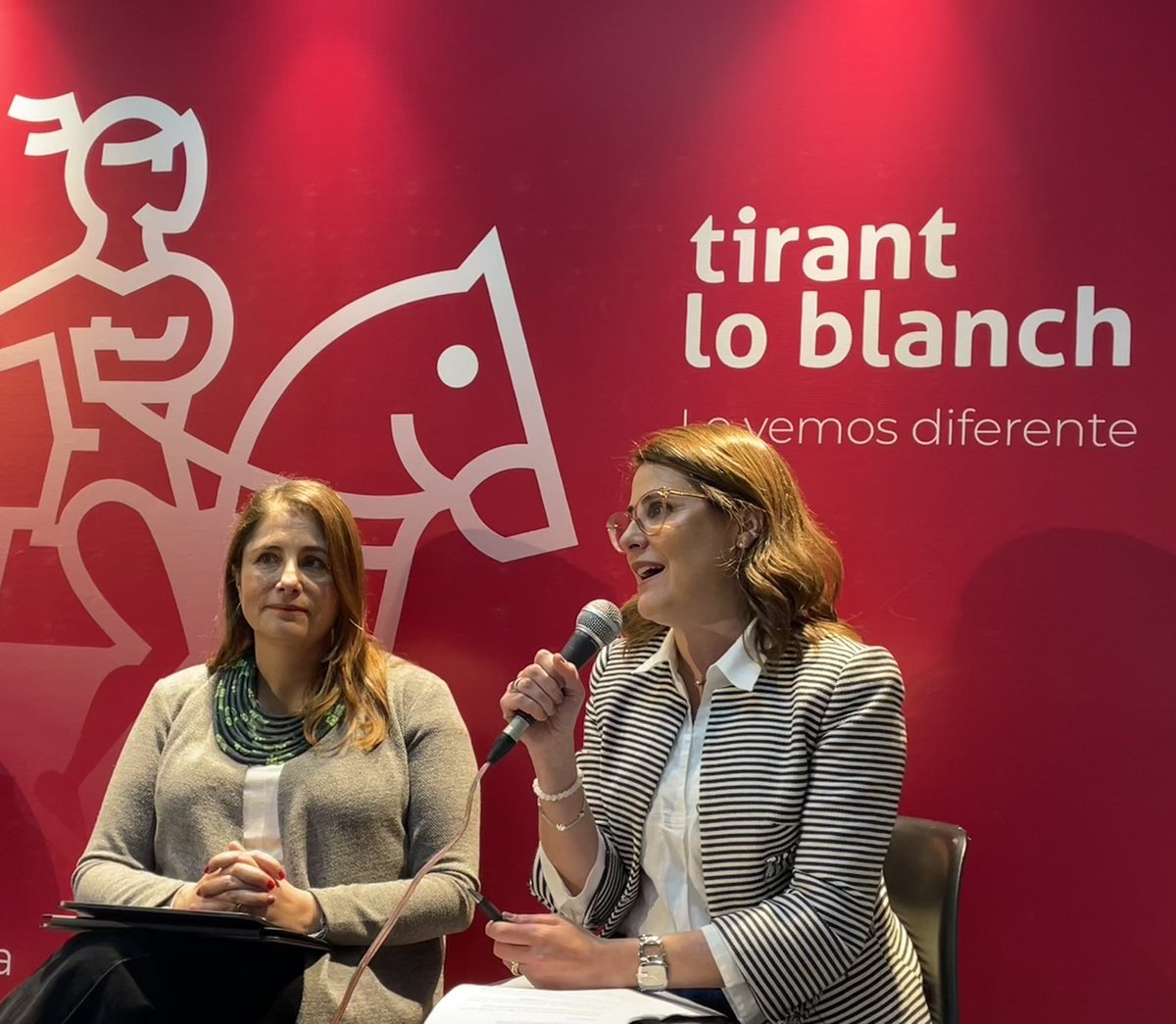 PaulaRobledoS's tweet image. Con ocasión de mi nuevo libro ‘Esquemas sobre la @CorteIDH ’, estuve en la #Filbo2025 con @MarnIris hablando sobre la importancia del Sistema Interamericano de Derechos Humanos para Colombia y el papel que la @DefensoriaCol ocupa en esa relación. 
Gracias a @TirantColombia