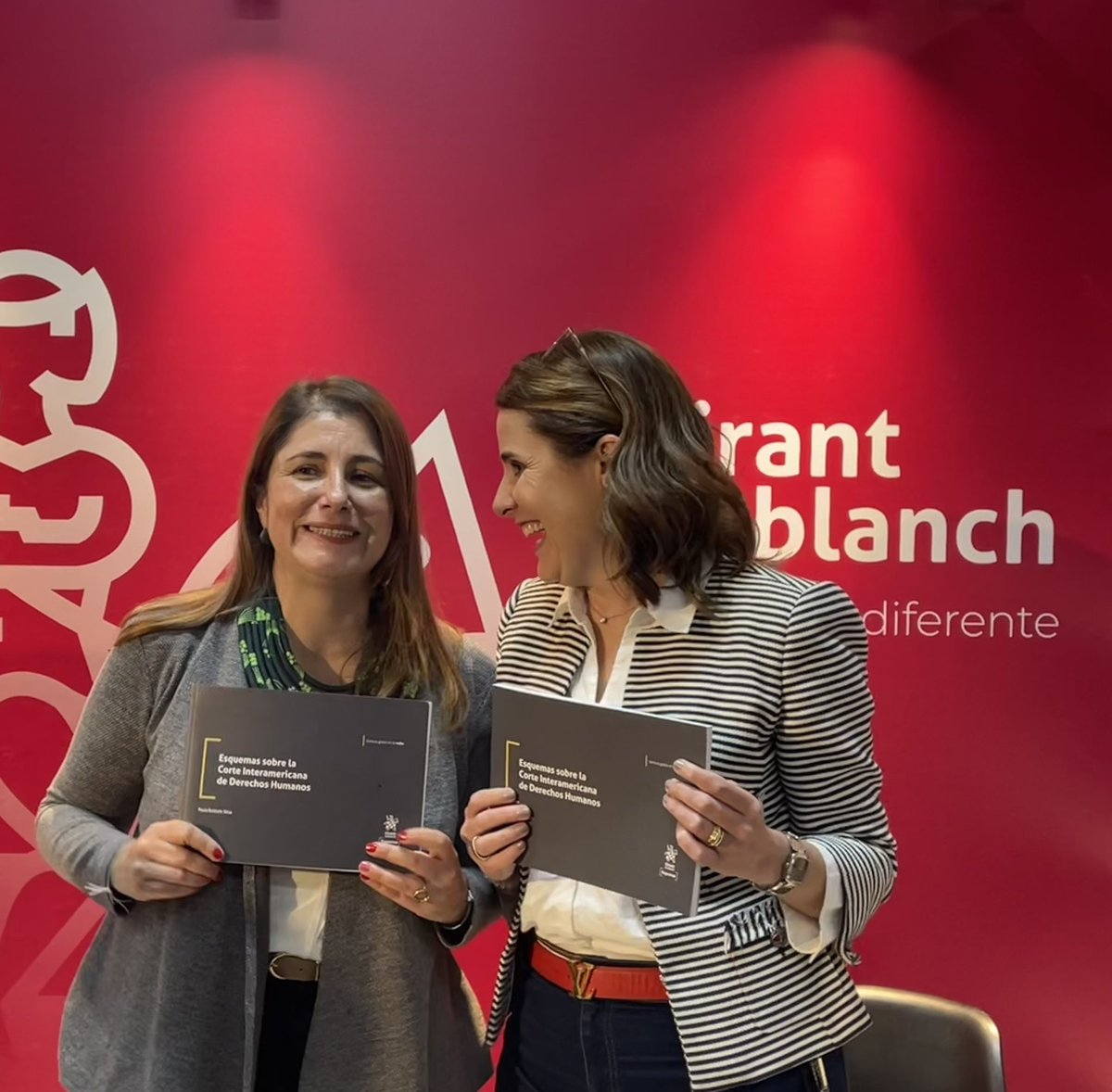 PaulaRobledoS's tweet image. Con ocasión de mi nuevo libro ‘Esquemas sobre la @CorteIDH ’, estuve en la #Filbo2025 con @MarnIris hablando sobre la importancia del Sistema Interamericano de Derechos Humanos para Colombia y el papel que la @DefensoriaCol ocupa en esa relación. 
Gracias a @TirantColombia