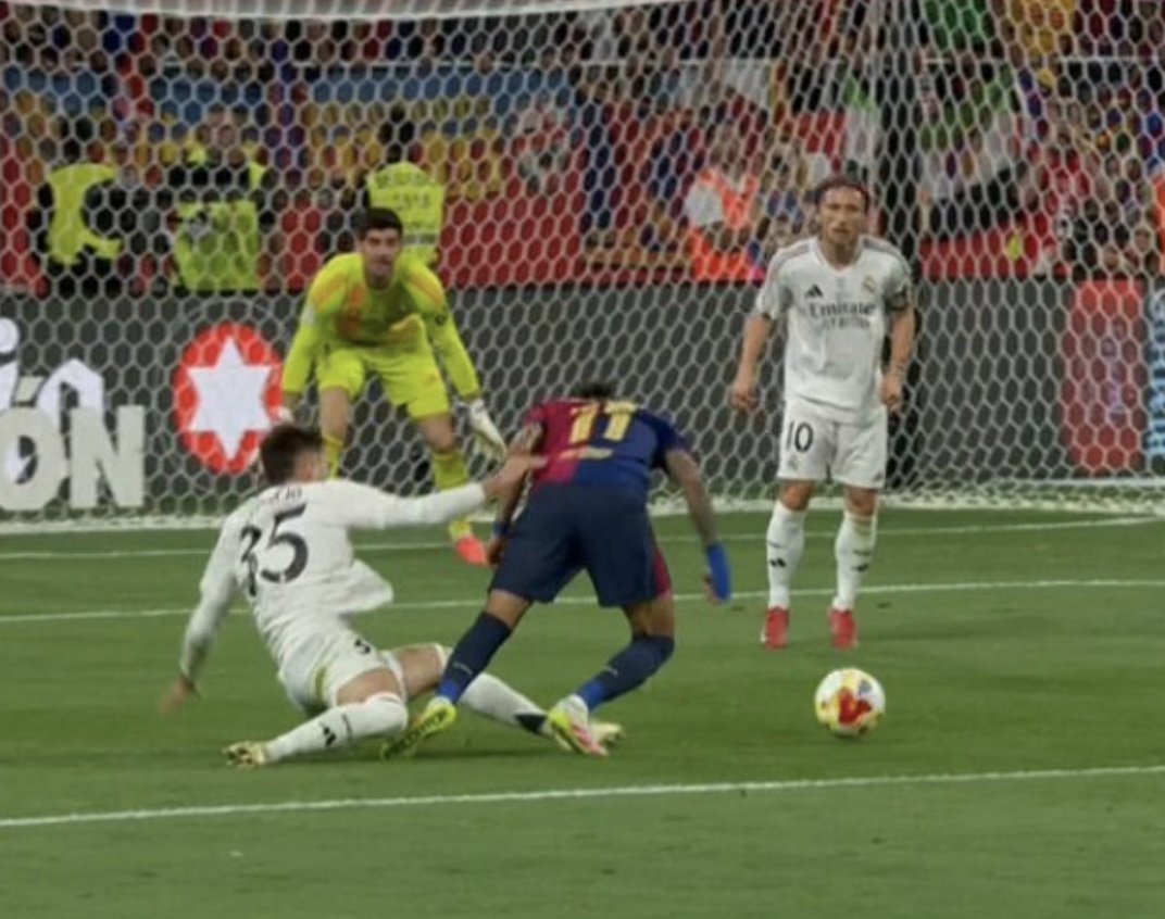 🤔 𝗗𝗘𝗕𝗔𝗧𝗘: Penalty or no penalty?