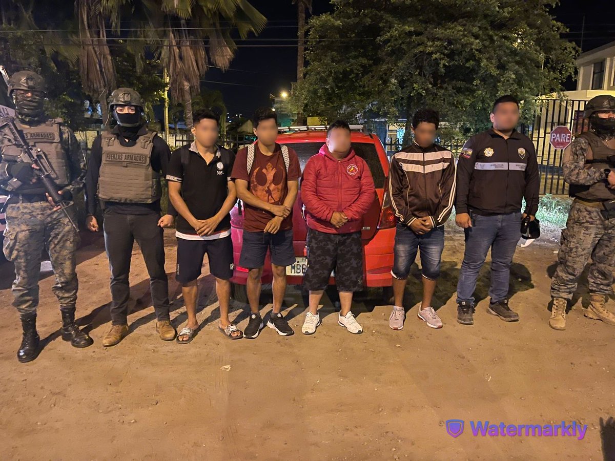 FFAAECUADOR's tweet photo. 📍#Manabí |Las Fuerzas Armadas del Ecuador🇪🇨, en cumplimiento a las operaciones de seguridad hidrocarburífera y gracias a información proporcionada por inteligencia militar, se recibió una alerta en el sector de #Salango, como resultado de esta operación militar se encontró el siguiente material:

🔹 03 Camiones hino
🔹 14 Cisternas de combustible
🔹 10 Tanques plasticos de 55 glns
🔹 01 Camion chevrolet
🔹 23 Bulktanks con residuos de cldh
🔹 04 personas aprehendidas
 
👉Las evidencias encontradas y los aprehendidos fueron entregados a la autoridad competente, a fin de que se continúe con los trámites respectivos de ley.

#FFAAContigo
#EcuadorUnaSolaFuerza
#BloqueDeSeguridad