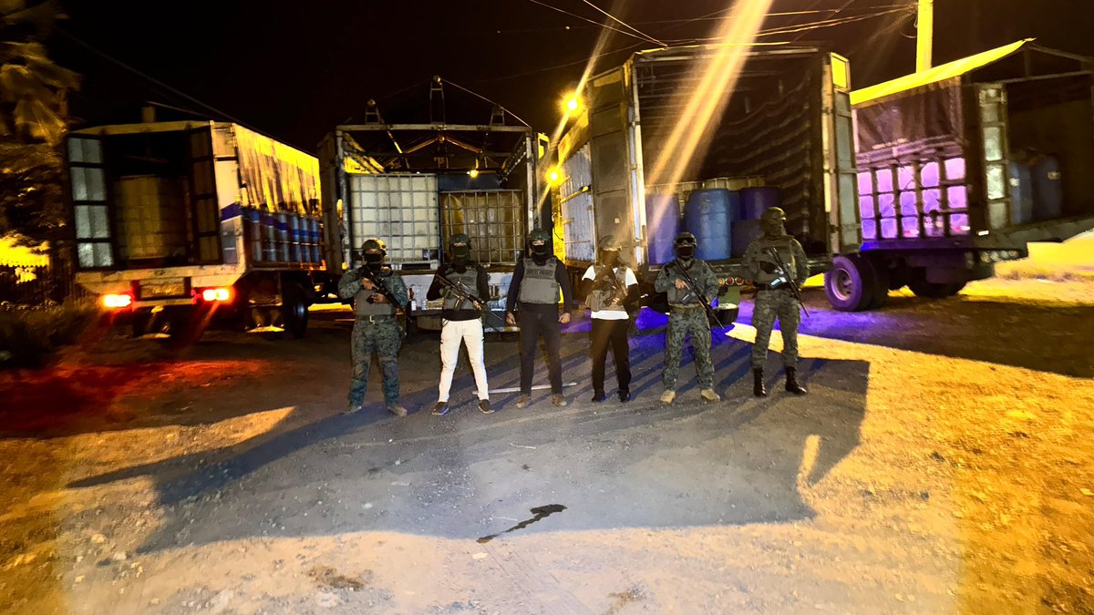FFAAECUADOR's tweet photo. 📍#Manabí |Las Fuerzas Armadas del Ecuador🇪🇨, en cumplimiento a las operaciones de seguridad hidrocarburífera y gracias a información proporcionada por inteligencia militar, se recibió una alerta en el sector de #Salango, como resultado de esta operación militar se encontró el siguiente material:

🔹 03 Camiones hino
🔹 14 Cisternas de combustible
🔹 10 Tanques plasticos de 55 glns
🔹 01 Camion chevrolet
🔹 23 Bulktanks con residuos de cldh
🔹 04 personas aprehendidas
 
👉Las evidencias encontradas y los aprehendidos fueron entregados a la autoridad competente, a fin de que se continúe con los trámites respectivos de ley.

#FFAAContigo
#EcuadorUnaSolaFuerza
#BloqueDeSeguridad