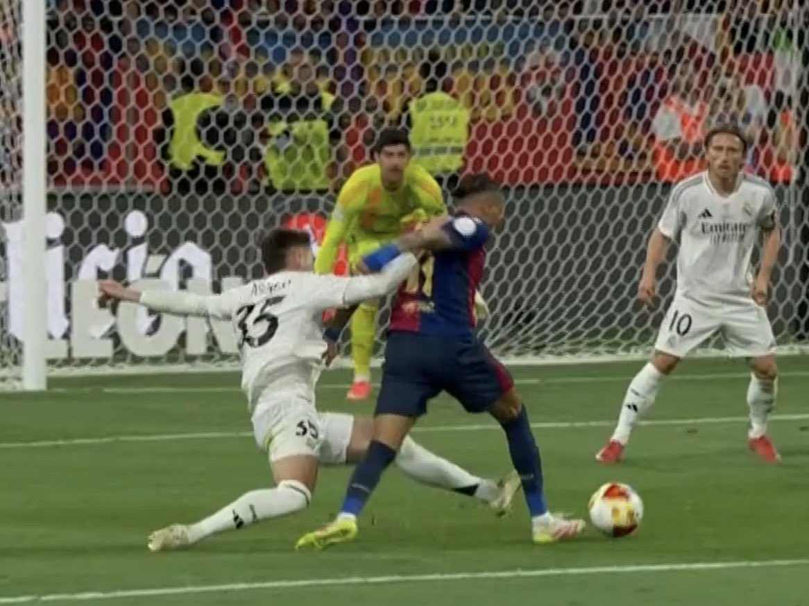 HoyEnDeportes4's tweet photo. ➡️ Penalti a Ferran claro y no ha ido a mirarlo al VAR.
➡️ Penalti a Raphinha y sí va al VAR a mirarlo para anularlo.

La verdad que al hijo del árbitro le van a decir en el colegio que su padre es un ladrón, y esta vez con razón. https://t.co/RBFeCCZ6m3