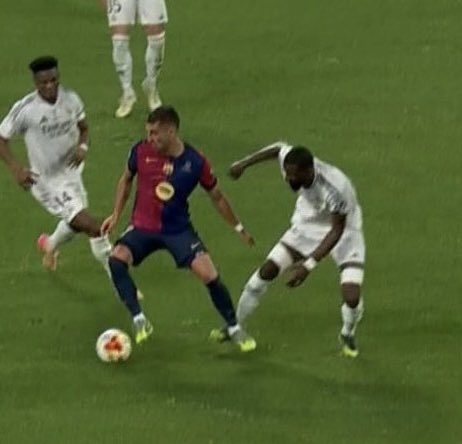 HoyEnDeportes4's tweet photo. ➡️ Penalti a Ferran claro y no ha ido a mirarlo al VAR.
➡️ Penalti a Raphinha y sí va al VAR a mirarlo para anularlo.

La verdad que al hijo del árbitro le van a decir en el colegio que su padre es un ladrón, y esta vez con razón. https://t.co/RBFeCCZ6m3