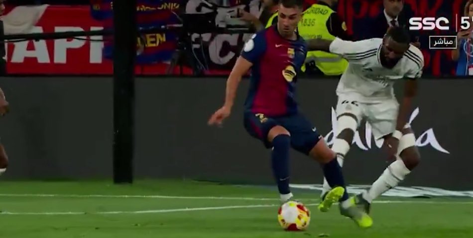 Un arbitraje totalmente condicionado. González Fuertes al que ya comenzaron a amenazar ayer no avisó a de Burgos Bengoetxea de este penalti clarísimo de Rüdiger. Un arbitraje y una final contaminada tras el show mediático de ayer.