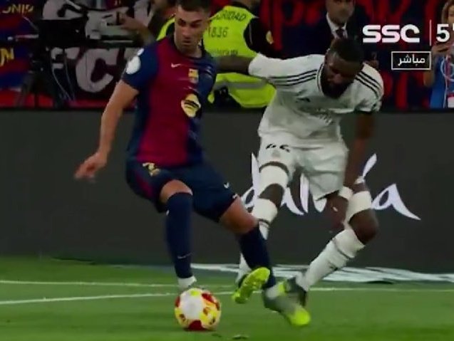 Mr___Wolf's tweet photo. Uno no puede evitar pensar hasta qué punto el folletín que armó ayer el Real Madrid durante todo el día ha podido influir ya no en esa última jugada, sino en lo desapercibidos que han pasado los otros dos más que posibles penaltis a favor del Barsa. 

#LaCopaRTVE https://t.co/Er1Vb01iHV