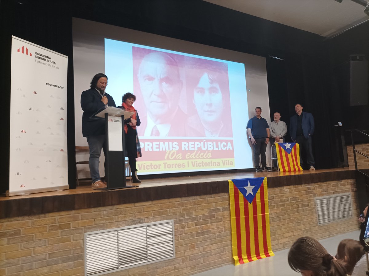 ERCfedLleida's tweet photo. 📌 Aquest dissabte hem lliurat els Premis 🏆 #VíctorTorres #VictorinaVila i #PaïsosCatalans de la @ercfedlleida que han estat apadrinats 👤 pel president nacional d’@Esquerra_ERC, @junqueras.

👉🏽 Els nostres guardonats: @CEGarrigues, @jcuixart i @LaBressola 

#10PremisRepública🟡 https://t.co/9l66X1N9ZQ