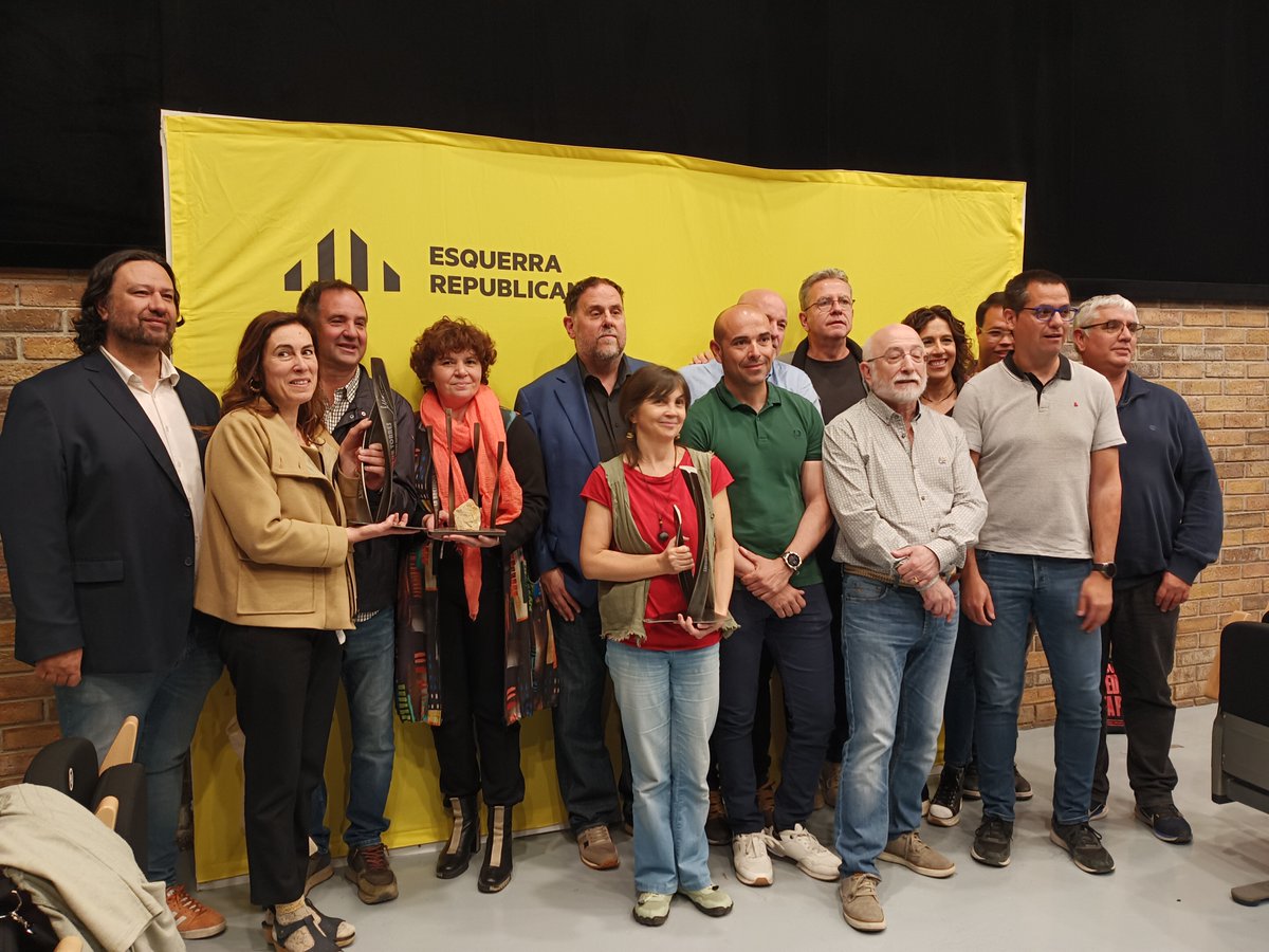 ERCfedLleida's tweet photo. 📌 Aquest dissabte hem lliurat els Premis 🏆 #VíctorTorres #VictorinaVila i #PaïsosCatalans de la @ercfedlleida que han estat apadrinats 👤 pel president nacional d’@Esquerra_ERC, @junqueras.

👉🏽 Els nostres guardonats: @CEGarrigues, @jcuixart i @LaBressola 

#10PremisRepública🟡 https://t.co/9l66X1N9ZQ