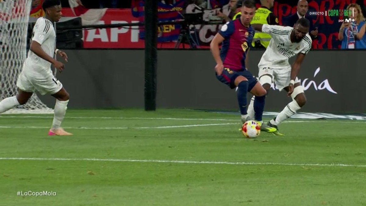 ArchivoVAR's tweet photo. 🖥️💥 Cara y cruz para el VAR en el descuento de la final.

👉🏻 Rudiger golpea y arrastra el pie de apoyo de Ferrán Torres, derribándole.

❌ ES PENALTI.

▪️ Si bien es cierto que el golpe no es de gran intensidad, es suficiente para desestabilizar y derribar al delantero. https://t.co/Qrl2GsXcZg