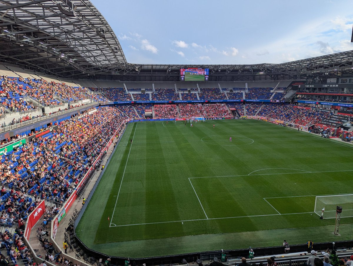 JadoG08's tweet image. On se fait chier à aller supporter cette équipe à l'extérieur comme à la maison, et ils ne sont pas foutu de mettre une équipe sur le terrain assez compétente pour marquer un seul putain de but.
Ils leur reste 15min, en espérant que quelqu'un se réveil. #cfmtl @cfmontreal #imfc