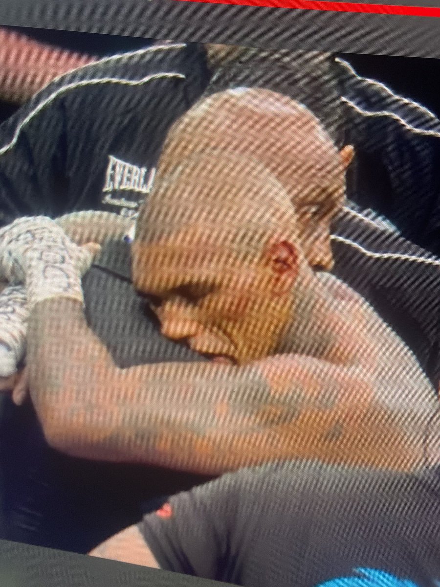 ItzZzZDR's tweet image. HAHAHA GET IN EUBANK!!LEFT THE MIDGET ROID HEAD A BROKEN MAN #EubankBenn #eubanksbenn #EubankVsBenn