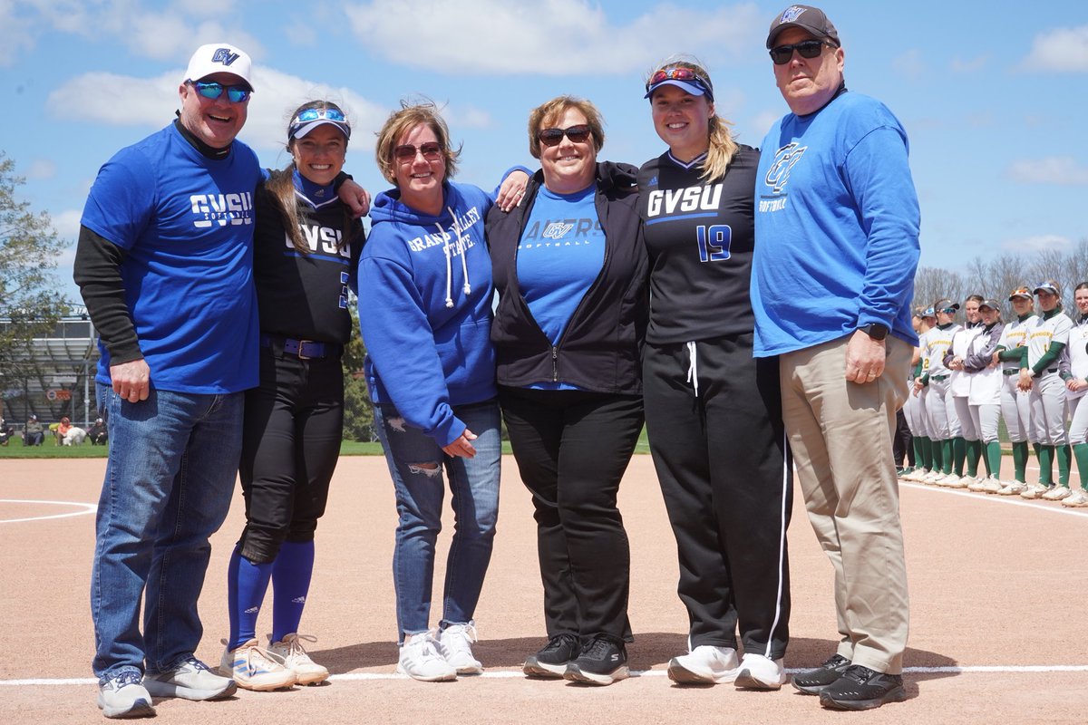 GVSUSoftball's tweet photo. Thank you seniors 🙌💙

#AnchorUp https://t.co/yHmRYQPCt0