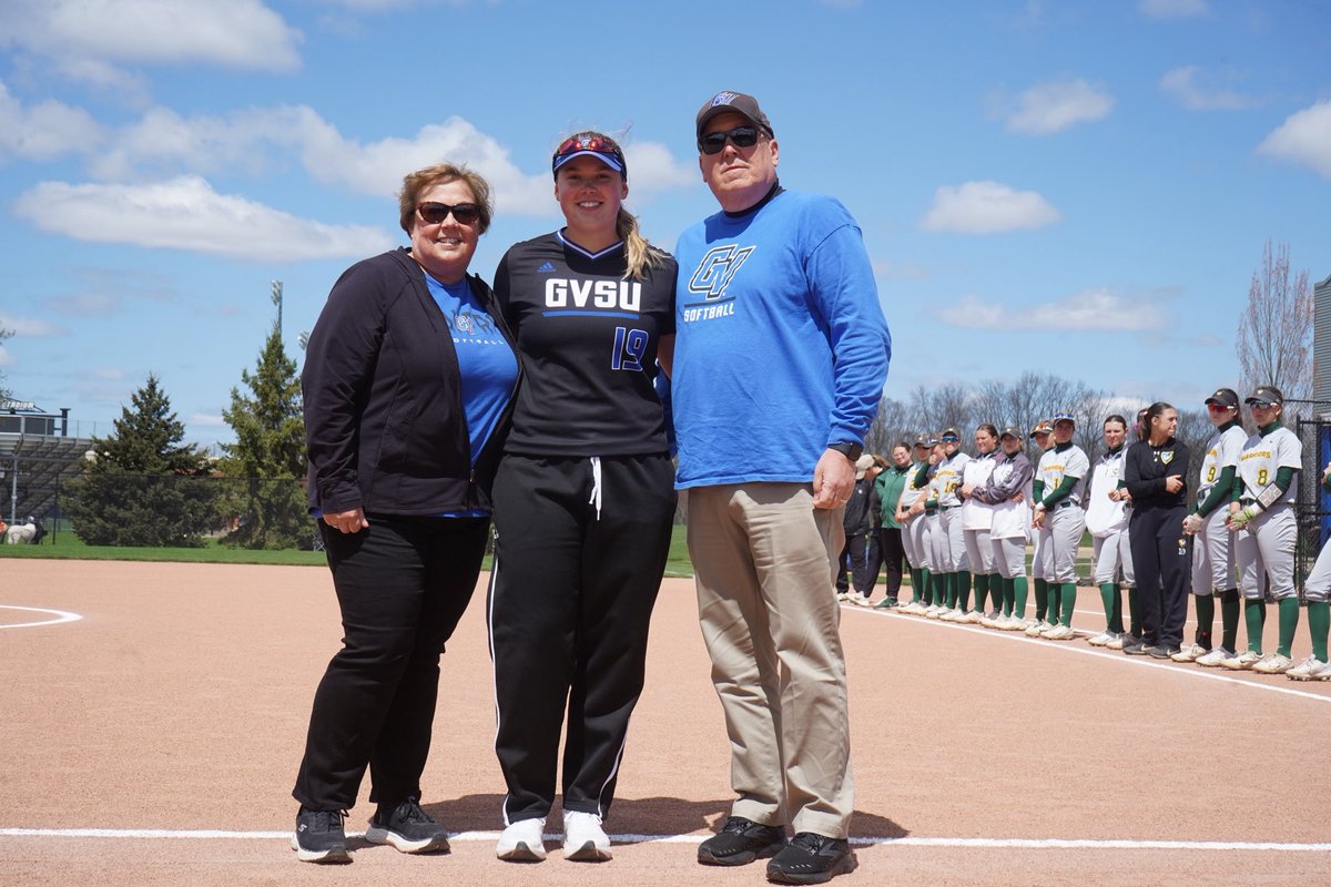 GVSUSoftball's tweet photo. Thank you seniors 🙌💙

#AnchorUp https://t.co/yHmRYQPCt0