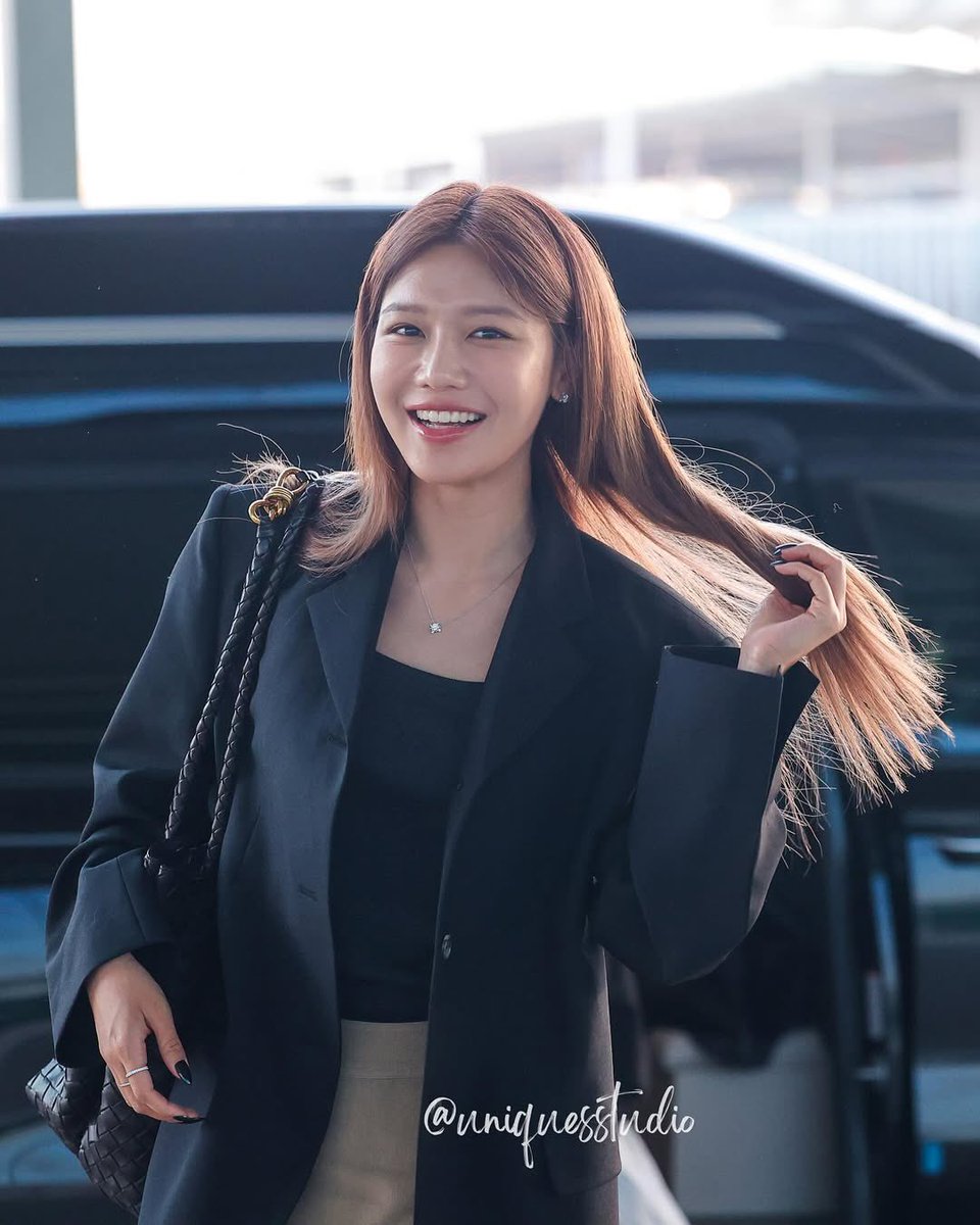 she looks stunning here 💗

#SOOYOUNG #최수영 #スヨン