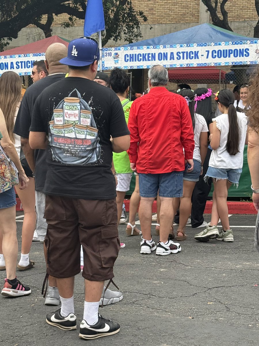 chancraw's tweet photo. when you think of dodgers fans it’s this. 

Nike Cortez
Cargos 
Legalized wEEd tee
Locs Sunglasses https://t.co/RjEcv0ammR