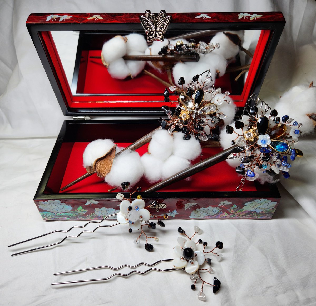 여러분 보석함 실물 깡패입니다... 진짜, 진짜로요... 여기에 비녀를 보관한다? 완전 심장이 뛰어요…

저는 어머니께서 들고 가셔서 제 비녀는 못넣어봤지만…😇 예전에 커미션 넣었을 때 사장님이 끝내주게 찍어주셨다구요~~

완 전 짱