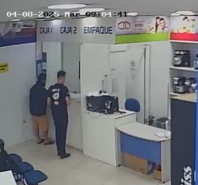 LizFanego's tweet photo. ¡Ayúdennos a encontrar a este sinvergüenza! ‼️Si reconoces a esta persona, Le robó el teléfono a un amigo mío desde la ventanilla del auto, frente al Paseo La Galería, en el semáforo, Apenas pasó el robo, se hizo la denuncia y se bloqueó el teléfono,15 días después, mi amigo compra otro celular y ahí se dio cuenta que le habían robado también dinero desde su tarjeta por Apple Pay en Bristol, por una suma de de 4 millones de guaraníes, la misma persona también apareció comprando en un Biggie usando la plata de la tarjeta robada. Ya hicimos la denuncia en la Unidad de Delitos Informáticos de Félix Bogado. Pero necesitamos que esta cara se vea, que circule. No solo robó un teléfono: vació la tarjeta y siguió delinquiendo como si nada. Por favor, si reconocés a esta persona, Escribime!