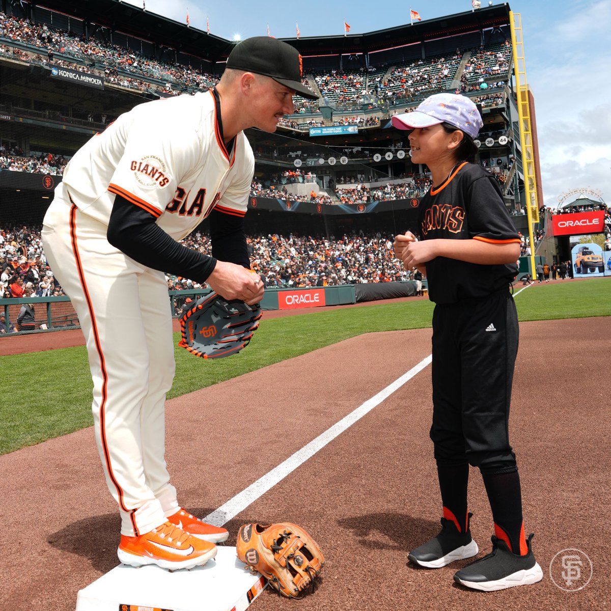 SFGiants's tweet photo. Teaming up in honor of @bcraw35 and the Junior Giants Glove Drive!

Join in supporting: https://t.co/Fl42gzW4Y6 https://t.co/SjQ2RaJO3f