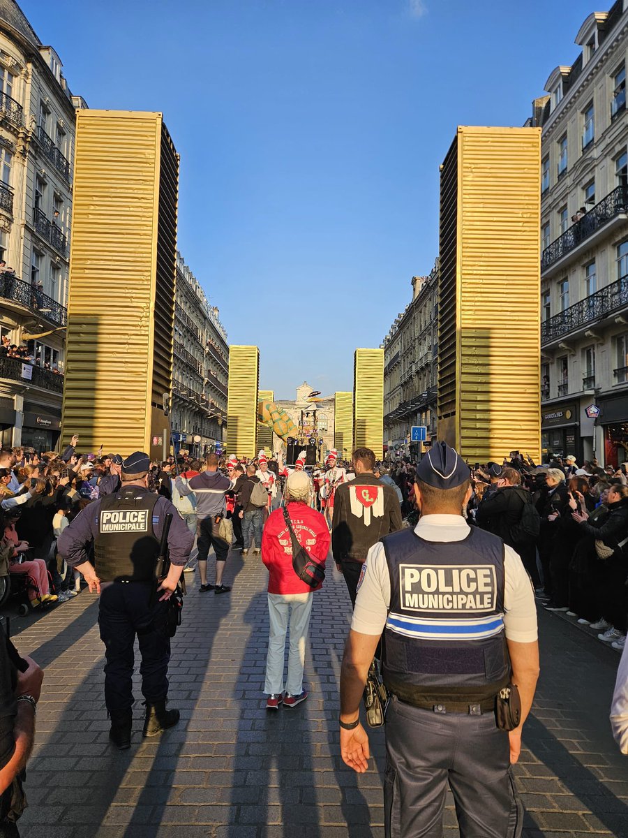 prefet59's tweet photo. Évènement | #FiestaLille3000

🎉Quelle magnifique parade #Lille3000 ! 
Dans une ambiance joyeuse et animée, l’événement s’est déroulé en toute sécurité. 
Bertrand Gaume, préfet du #Nord, adresse ses remerciements aux services de l’État, de sécurité et de secours, ainsi que de @lillefrance et de la @MetropoleLille qui ont contribué à ce succès populaire de plus de 300.000 personnes !