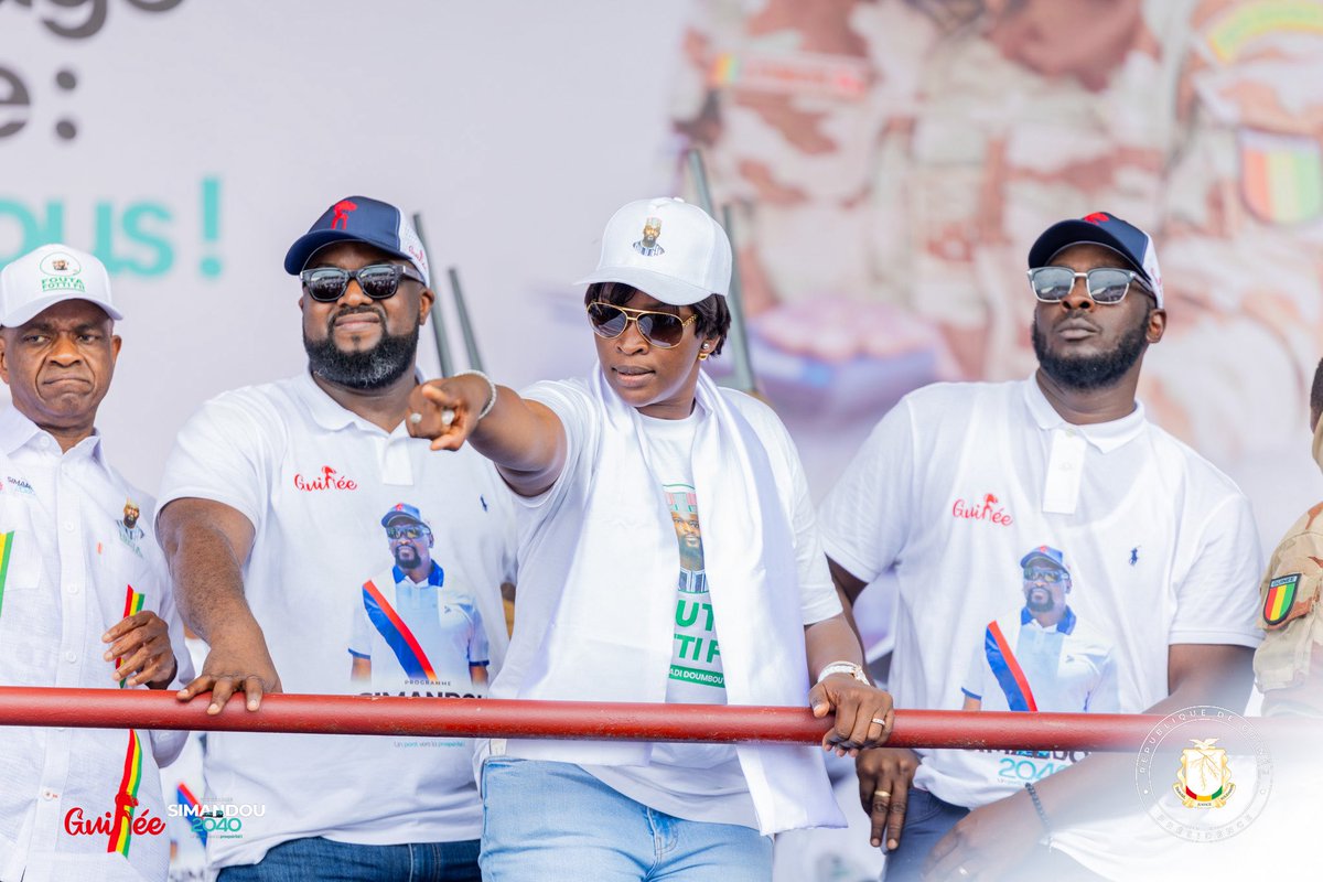 Presidence_gn's tweet photo. 𝗠𝗮𝗿𝗰𝗵𝗲 𝗱𝗲 𝘀𝗼𝘂𝘁𝗶𝗲𝗻 𝗮̀ 𝗠𝗮𝗺𝗼𝘂 : 𝗟𝗲 𝗙𝗼𝘂𝘁𝗮 𝗮𝗳𝗳𝗶𝗰𝗵𝗲 𝘀𝗮 𝗽𝘂𝗶𝘀𝘀𝗮𝗻𝗰𝗲 𝗱𝗲𝗿𝗿𝗶𝗲̀𝗿𝗲 𝗹𝗲 𝗚𝗲́𝗻𝗲́𝗿𝗮𝗹 𝗠𝗮𝗺𝗮𝗱𝗶 𝗗𝗢𝗨𝗠𝗕𝗢𝗨𝗬𝗔 

Le Fouta en ordre de bataille a montré ses muscles ce samedi 26 avril 2025 lors d’une impressionnante marche populaire en soutien au Comité National du Rassemblement pour le Développement (CNRD) et à son Président, Son Excellence le Général Mamadi DOUMBOUYA. La ville de Mamou, cœur battant du Fouta, a vibré au rythme d’une mobilisation inédite, signe d’un élan collectif déterminé à accompagner la refondation engagée sous le leadership du Chef de l’État.

Partie du carrefour Km7, une foule compacte et multigénérationnelle a convergé vers l’esplanade de la Maison des jeunes, aménagée pour l’occasion. 

➡️ https://t.co/fE4IxIb9fj

DCI -PRG