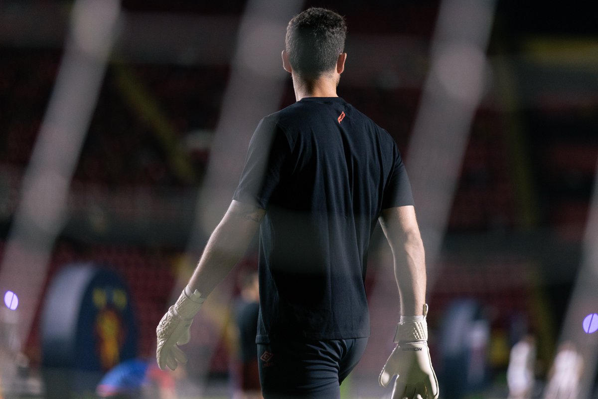 Nossos goleiros já finalizaram o aquecimento em campo, desta vez com o manto lançado em homenagem a Manga. Eterno! 🧤 

Você pode adquirir o seu na <a href="/lojapst/">Loja PST</a> física e online: lojapst.com.br.