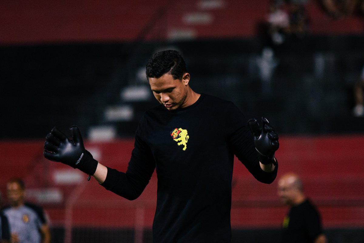 sportrecife's tweet photo. Nossos goleiros já finalizaram o aquecimento em campo, desta vez com o manto lançado em homenagem a Manga. Eterno! 🧤 

Você pode adquirir o seu na @lojapst física e online: https://t.co/AhycDuCpDl. https://t.co/Zbu02zKeAT