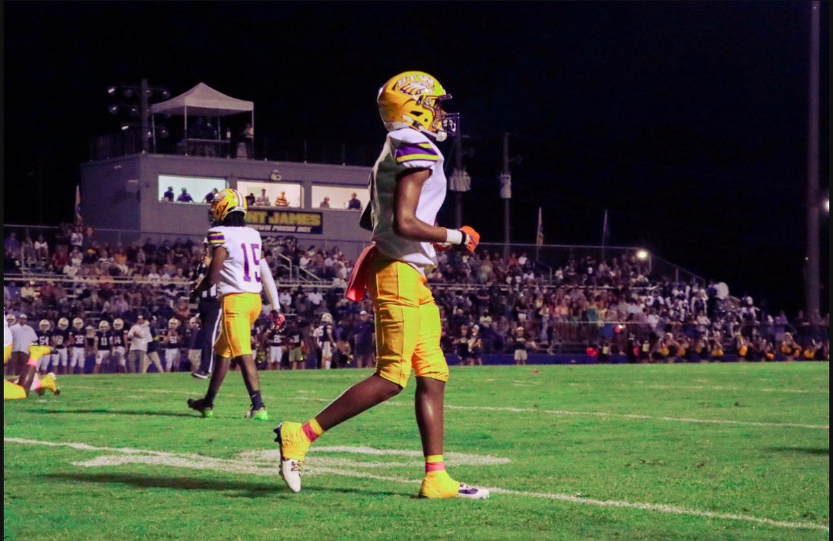 Raymond Minor c/o 26 receiver at Booker T Washington High School Tuskegee Al , 3.4 gpa 

Check out my film from last szn ‼️‼️

hudl.com/v/2QGa35