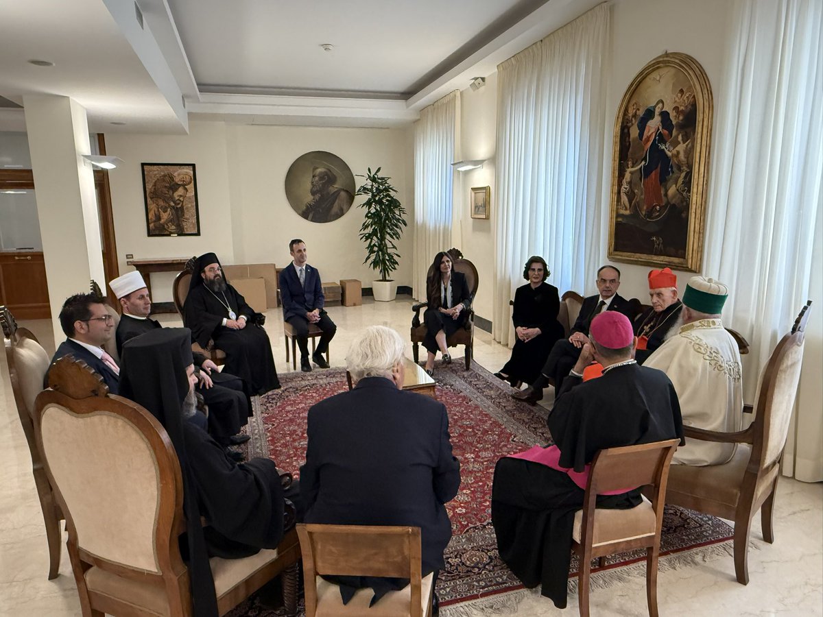 Këshilli Ndërfetar i Shqipërisë-IRCA-RfP Albania (@knfsh2007) on Twitter photo Këshilli Ndërfetar i Shqipërisë dhe Presidenti Begaj zhvilluan homazhe në Vatikan për Papa Françeskun, duke nderuar jetën dhe veprën e tij në promovimin e paqes dhe dialogut ndërfetar.
knfsh.al/keshilli-nderf…
<a href="/VaticanNews/">Vatican News</a> Këshilli Ndërfetar i Shqipërisë dhe Presidenti Begaj zhvilluan homazhe në Vatikan për Papa Françeskun, duke nderuar jetën dhe veprën e tij në promovimin e paqes dhe dialogut ndërfetar.
knfsh.al/keshilli-nderf…
<a href="/VaticanNews/">Vatican News</a>