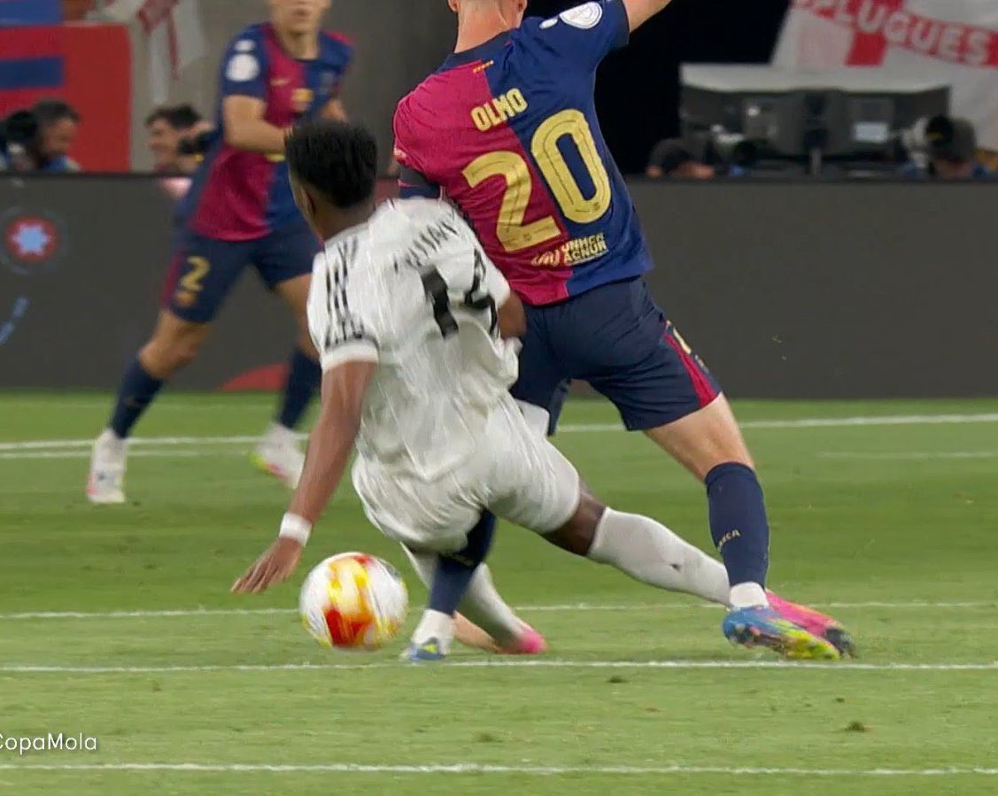 يصيحون خارج الملعب ويسرقون الخصوم داخله العالم كله رأى مجزرة تحكيمية تجاهل 3 بلنتيات وتجاهل طرد تشاوميني مع ذلك دعسناهم ودعسنا الحكم معهم 🤫

(ريال مدريد أكبر حرامي في التاريخ وأبجح جمهور)