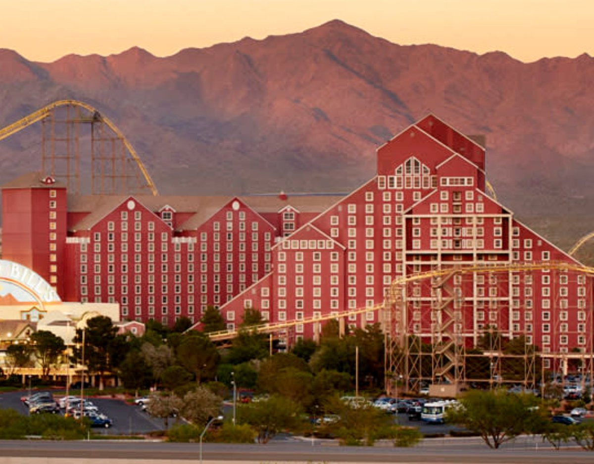 arithmoquine's tweet photo. 40 miles south of vegas stands one of my favorite buildings in the world. such a sight to behold in person, just beautifully cancerous and stomach-churning in ways I can't describe. if evil had a face I imagine it would look something like this https://t.co/QAG6hC1lPf