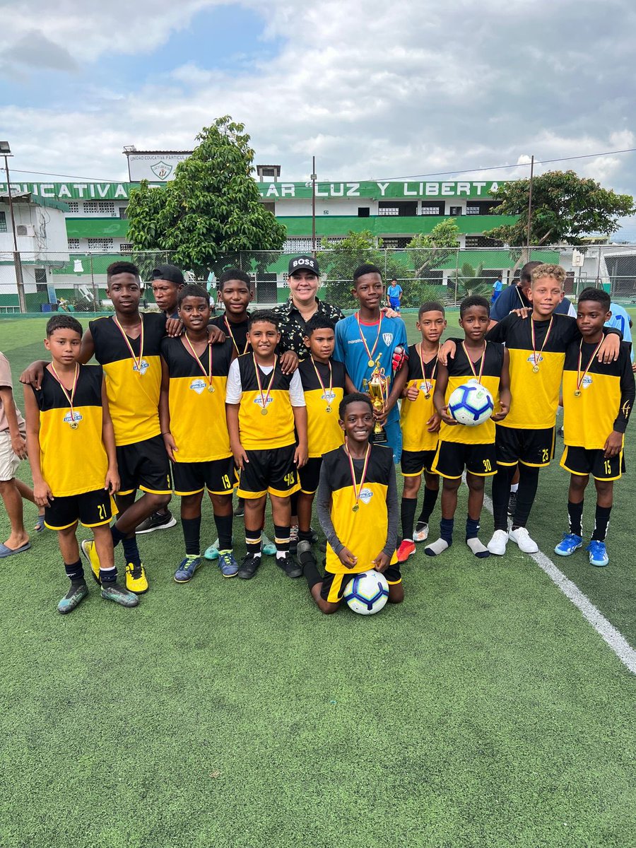 "¡La Copa Amistad llegó a su emocionante final! 
Fue un placer compartir momentos inolvidables con ustedes. La pasión, el compañerismo y la alegría fueron los protagonistas de este torneo.
¡Felicidades a todos los participantes y a los equipos ganadores!