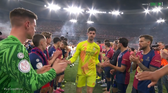 marca's tweet photo. 👏👏👏 Precioso gesto del Barça haciendo el pasillo al Real Madrid como subcampeón de la #CopaDelRey

¡Esto es el fútbol! https://t.co/184cvfQsJe