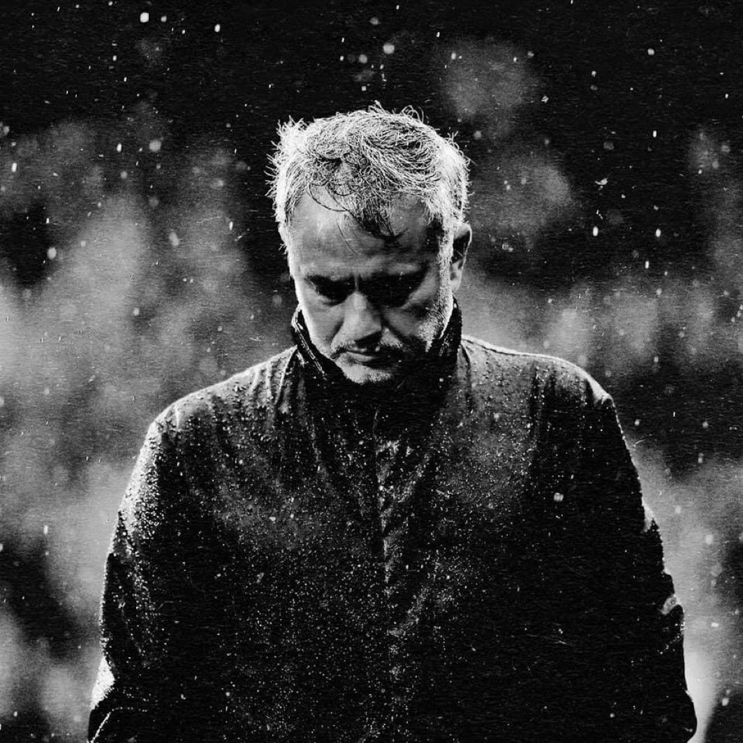 لايمكنني ان اضحك لأنني غير سعيد
ولا يمكنني ان ابكي لأن البكاء لا يليق بالرجال