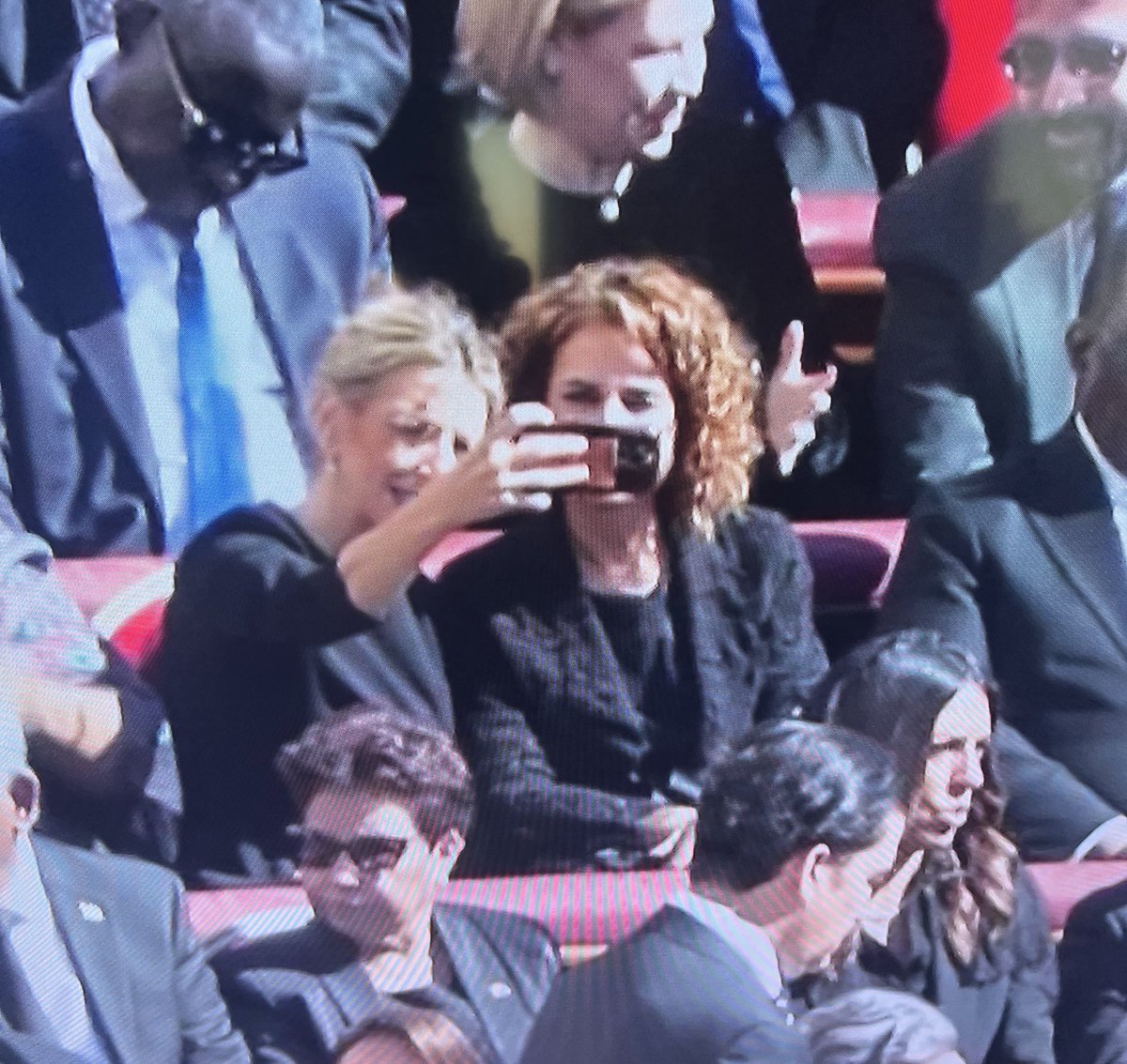 ¿Vosotros os hacéis selfies en los funerales como estas charos?
Yo tampoco.