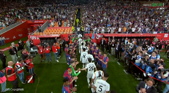 👏👏👏 Precioso gesto del Barça haciendo el pasillo al Real Madrid como subcampeón de la #CopaDelRey

¡Esto es el fútbol!